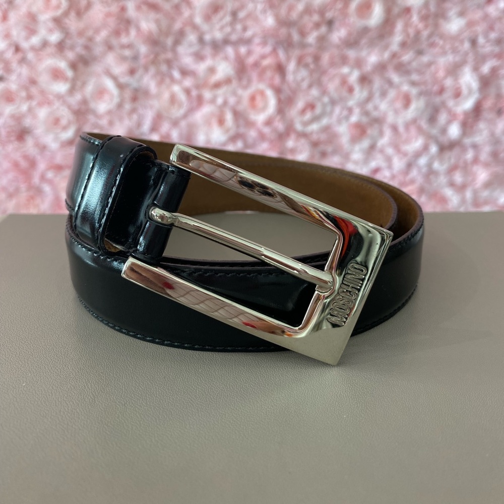 Moschino Vintage black patent leather belt w/ silver buckle! It’s like a S/70cm!